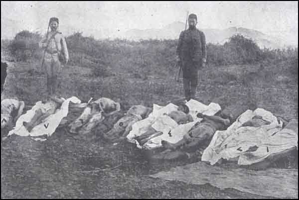 Katliamların resimleri – Pictures from Massacre Balta ile Katliam: İzmit’in Kollar köyünden Ermeniler tarafından balta ile katledilen müslümanlardan bir kısmının olaydan sonra çekilen fotoğrafı; KILLINGS WITH AXES: The picture of muslim’s of Kollar village of Izmit,...