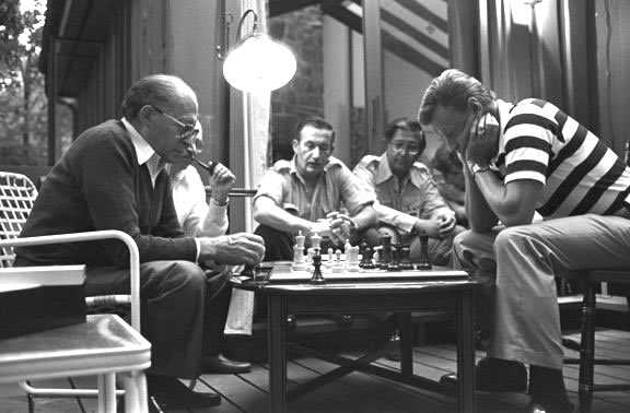 Madrid mueve - Страница 9 Israeli-Prime-Minister-Menachem-BEGIN-engages-BRZEZINSKI-in-a-game-of-chess-at-CAMP-DAVID