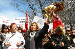 Photograph Fuels Push for Turkish Women’s Rights Graphic Image Fuels Push to Protect Turkish Women Photo of Stabbing Victim Puts Rights Issues on Front Page By MARC CHAMPION ISTANBUL—A Turkish newspaper’s front-page photograph of a woman with...