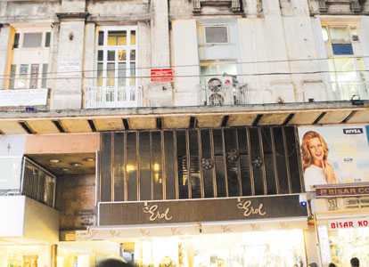 Atatürk’s favorite hotel still doomed VERCİHAN ZİFLİOĞLU Once home to the most elegants ball of the times, Atatürk’s favorite Hotel, Tokatlıyan, is now facing an unknown future. Considered as a great piece of architecture, the...