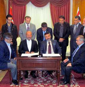 Libya KKTC’yi fiilen tanıdı Libya’yı yöneten Ulusal Geçiş Konseyi’nin Sağlık Bakanı Abdal Rahman Kıssa, Lefkoşa’ya gidip Yakın Doğu Üniversitesi Tıp Fakültesi’yle protokol imzaladı. Protokolle Libya, KKTC’yi resmen olmasa da filen tanımış oluyor Libyalı hasta...