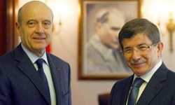 Fransa Suriye’ye müdahale şartını açıkladı Dışişleri Bakanı Ahmet Davutoğlu ve Fransız mevkidaşı Alain Juppe’nin dünden bu yana gerçekleştirdiği temasların gündemini Suriye oluşturdu. Juppe, Suriye’ye müdahalenin ancak BM Güvenlik Konseyi kararıyla yapılabileceğinin altını çizdi. Davutoğlu, Suriye’deki...