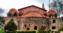 İznik Ayasofya Müzesi, camiye dönüştürüldü. 1700 senelik yapının bir kültürel miras taşıyıcısı olmaktan çıkarılıp ibadet yeri haline getirilmesinin öyküsü oldukça trajikomik. İznik Ayasofya Müzesi’nin camiye dönüştürülmesi oyununda yaşanan komedi deva...