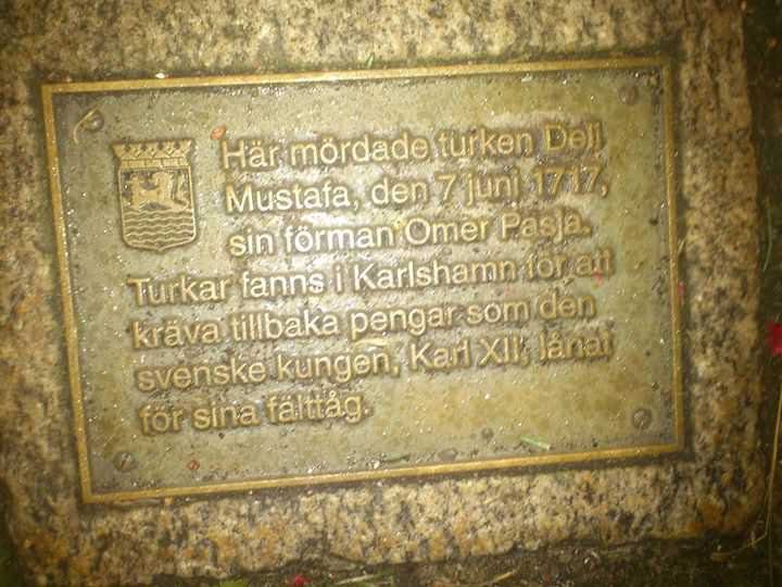 ( Här mördade turken Deli Mustafa, den 7 juni 1717 sin föman ömer pasja ( paşa ) Turken fanns i karlshamn för att kräva tillbaka pengar som den svenska kungen, Karl XII lånat för sina fälttåg )