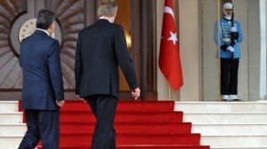 Bundespräsident Christian Wulff (r) und der Präsident der Republik Türkei, Abdullah Gül gehen am Dienstag (19.10.2010) nach den militärischen Ehren zum Präsidentenpalast in Ankara (Türkei). Wulff ist mit seiner Frau zu seinem viertägigen Besuch in die Türkei gereist.