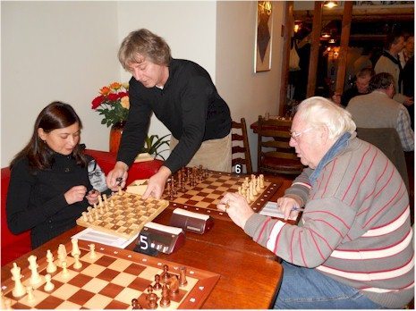 Die Blindschachspielerin Nicole Kasumowa vor Ihrer Partie gegen den Turnierältesten Helmut Knütter