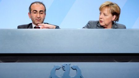 Integration sieht anders aus (Kanzlerin Angela Merkel und der Geschäftsführer des Multikulturellen Forums, Kenan Kücük bei der Pressekoneferenz nach dem Gipfel)