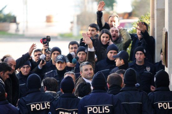 Aufruhr um den Journalisten Ahmed Şik, Verfasser des Buches „Das Heer des Imams”, nach seiner Verhaftung am 5. März vor dem Gericht in Istanbul