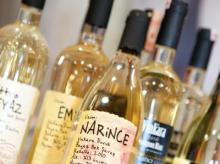 Die Narince-Traube wird unter anderem in Zentralanatolien angebaut - sie ergibt einen frischen Weißwein. (Bild: WOT/dpa/tmn)