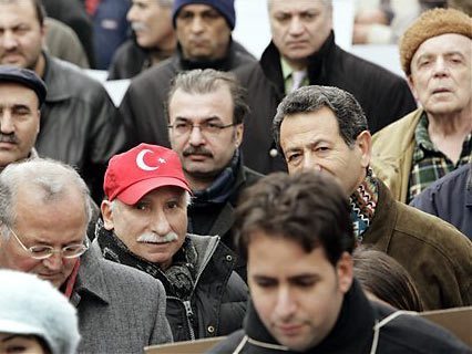 Mitglieder der türkischen Gemeinde demonstrieren für mehr Rechte vor dem Bundesinnenministerium in Berlin (Bild: AP Archiv)