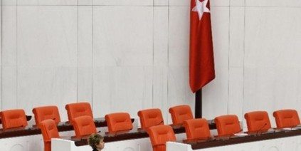 m neu gewählten türkischen Parlament glänzen die gewählten kurdischen Abgeordneten nach wie vor durch Abwesenheit.
