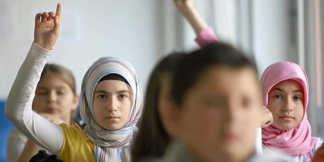 Schullleitung muss vermitteln : Eltern protestieren gegen das Türkischverbot einer Lehrerin