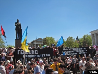 Crimean Tatars On Deportation Anniversary