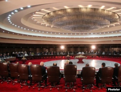 Sarkisian Explains Turkey Moves To Armenian Parties