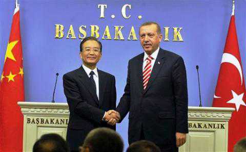 Turkish Prime Minister Recep Tayyip Erdogan (r) and his Chinese counterpart Wen Jiabao after a news conference in Ankara, 08 Oct 2010 Photo: AP