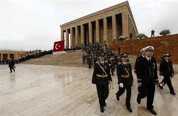 Turkey’s military shun reception with hijab-wearing first lady