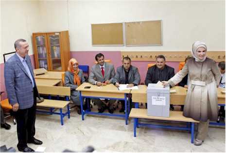 (Photo: Turkish Prime Minister Tayyip Erdogan watches his wife Emine voting in a constitutional referendum, in Istanbul September 12, 2010/Osman Orsal)