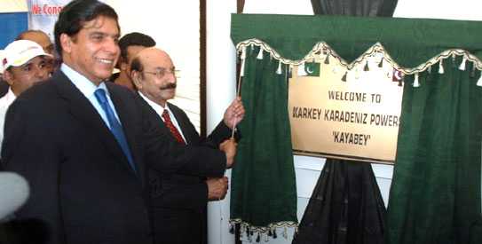 Sindh Chief Minister Syed Qaim Ali Shah and Federal Minister for Water and Power Raja Pervaiz Ashraf unveiling the plaque to inaugurate the first rental power plant at the Karachi Port Trust. – APP Photo