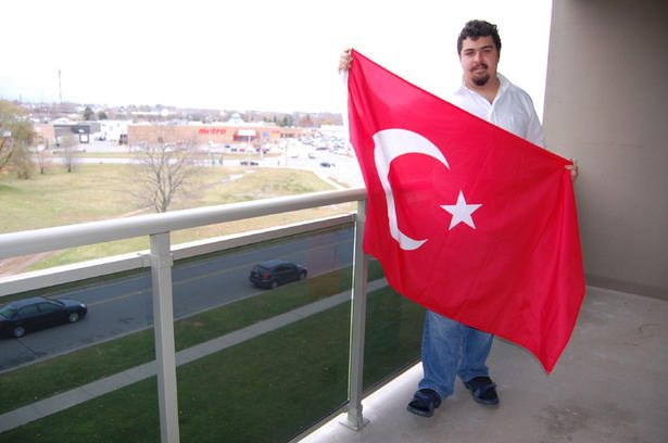 Turkish man forced to remove flag from apartment balcony