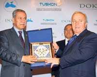 State Minister Bülent Arınç offered a gift to KEIPA Turkey Delegation President Kemalettin Göktaş.