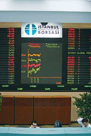 Traders work at the Istanbul Stock Exchange building in this file photo. The ISE index has recently hit a record high of 70,000 points. Traders work at the Istanbul Stock Exchange building in this file photo. The ISE index has recently hit a record high of 70,000 points.