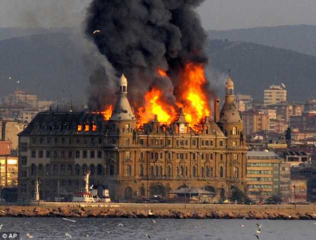 Hot slate roof: Flames rip through the upper level of Haydarpasa train station Hot slate roof: Flames rip through the upper level of Haydarpasa train station