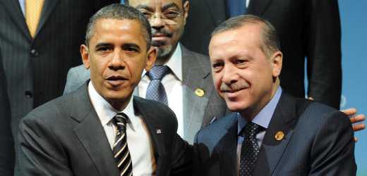 SKOREA-G20-SUMMIT US President Barack Obama (L) shakes hands with Turkey's Prime Minister Recep Tayyip Erdogan as Ethiopia's Prime Minister Meles Zenawi (back C) looks on as they prepare to pose together for the "family photo" following the plenary sessions at the G20 Summit in Seoul on November 12, 2010. Leaders of the Group of 20 on November 11 began the two-day fractious summit dominated by arguments over trade and currency policy. AFP PHOTO / TIM SLOAN