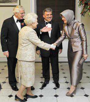 Britain’s Queen Elizabeth II, left, greets Hayrunnisa Gul, the wife of Turkish President Abdullah Gul, center, as former British prime minister John Major looks on during a ceremony and reception in Whitehall in central London on Tuesday. Photo: Reuters