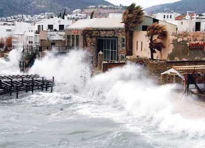 Big waves caused by heavy winds hit the shore on the Bosphorus. DHA photo Big waves caused by heavy winds hit the shore on the Bosphorus. DHA photo
