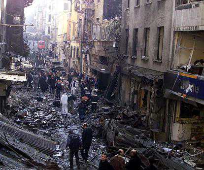 Rescue workers are seen in front of Neve Shalom Synagogue after the car bomb explosion 15 Nov. 2003. AFP photo
