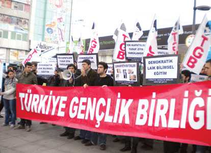 A group of around 50 people calling themselves the Turkey Youth Union gathered Sunday in Istanbul’s Beşiktaş district near the Prime Ministry office at Dolmabahçe Palace to protest Erdoğan and Yusuf Ziya Özcan, the head of the country’s Higher Education Board. A group of around 50 people calling themselves the Turkey Youth Union gathered Sunday in Istanbul’s Beşiktaş district near the Prime Ministry office at Dolmabahçe Palace to protest Erdoğan and Yusuf Ziya Özcan, the head of the country’s Higher Education Board.