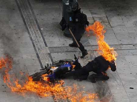 Athens Chaos, Police officer turned into a fireball