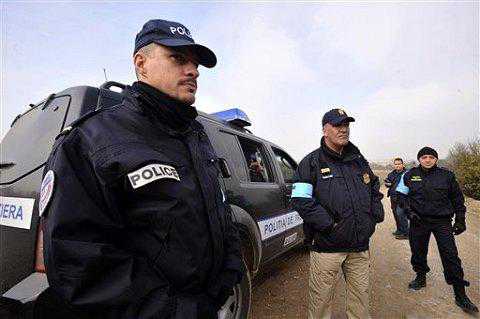 Frontex Police officers stay near the border with Turkey as they are deploy to help Greek border police to control the crossing of illegal immigrants to Greece and Europe near Nea Vyssa, northeastern Greece, 480 kilometers east of Thessaloniki (File Photo)