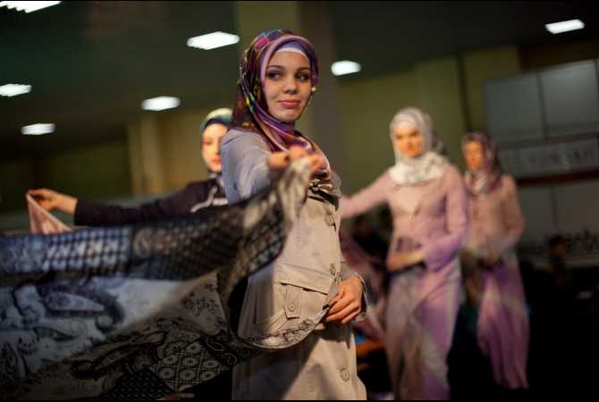 turkey-islamic-fashion-2011-3-8-1 Models display scarves by Turkish designer Balse Esarp at the Islamic Fashion Expo in Istanbul on March 3, 2011. PHOTO BY: Jodi Hilton