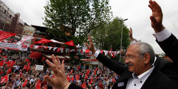 CHP leader Kemal Kılıçdaroğlu greets his supporters during an election rally in İstanbul on Friday.
