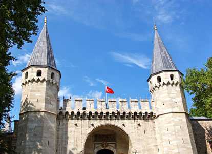 In one case in 2010, tourists were let into Topkapı Palace with tickets that were sold by the officer, but with their barcodes hidden. Hürriyet photo