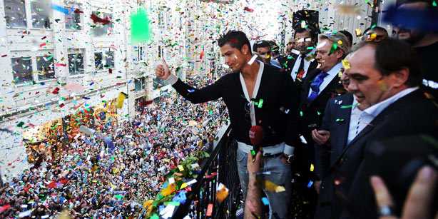 Cristiano Ronaldo, was in İstanbul on Saturday as the guest of Beşiktaş Chairman Yıldırım Demirören, drawing a huge crowd to İstikal Street in Taksim, where he attended the inauguration ceremony of a shopping mall owned by Demirören.