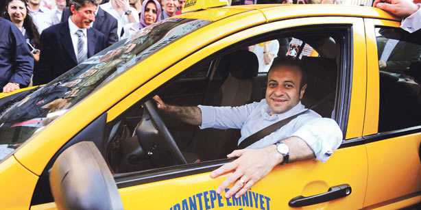 Egemen Bağış posed as he sat in the driver’s seat of an İstanbul taxi. Bağış chatted with taxi drivers as he continued his visits ahead of the general elections.
