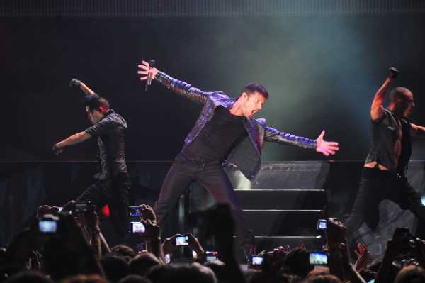 Photo Flash: Ricky Martin Peforms at Cemil Topuzlu Hall