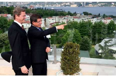 Turkey's foreign minister, Ahmet Davutoglu (right) and his German counterpart, Guido Westerwelle, looking at the city before their meeting in Istanbul.  EPA / CENGIZ OGUZ GUMRUKCU / TURKISH FOREIGN MINISTERY