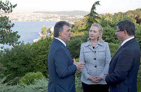 Photo: AP  Turkish President Abdullah Gul (L) speaks with US Secretary of State Hillary Clinton and Turkish Foreign Minister Ahmet Davutoglu in front of the Bosphorus Sea in Istanbul, July 15, 2011
