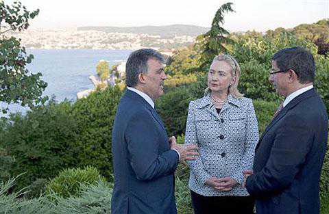 Photo: AP Turkish President Abdullah Gul (L) speaks with US Secretary of State Hillary Clinton and Turkish Foreign Minister Ahmet Davutoglu in front of the Bosphorus Sea in Istanbul, July 15, 2011