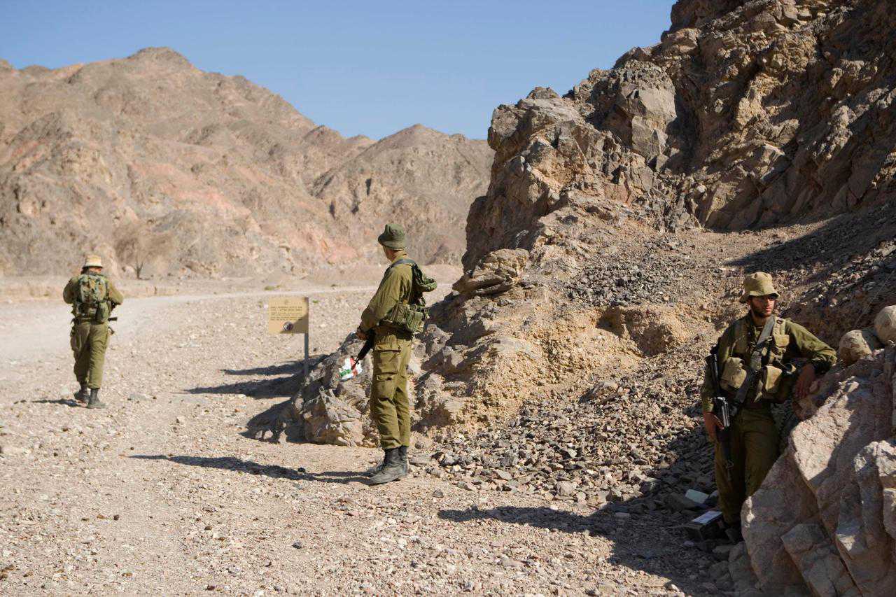 Israel sends 2 warships to Egyptian border
