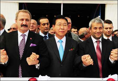 POSCO Chairman Chung Joon-yang, center, poses with high-profile figures from the Turkish government, including Economy Minister Zafer Caglayan, left, and Minister of Science, Industry and Technology Nihat Ergun, right, during the groundbreaking ceremony for the company’s construction of a stainless steel plant in Izmit, Turkey, Wednesday. The plant, which is scheduled to be completed in April 2013, will have an annual capacity of 200,000 tons. / Courtesy of POSCO