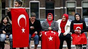 Turkish immigrants sue Dutch over integration policy