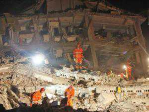 928172403 Rescue workers search for people trapped under rubble in Ercis, near the eastern Turkish city of Van. Pic: REUTERS/Osman Orsal