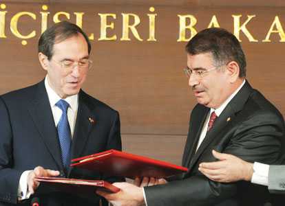 The aggreement has been signed by French Interiror Minister Claude Gueant (L), and his Turkey’s İdris Naim Şahin. DAILY NEWS photo, Selahattin SÖNMEZ