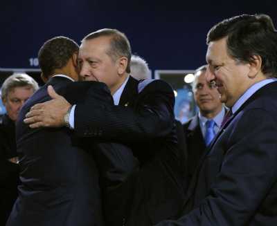 Obama hugs Erdogan