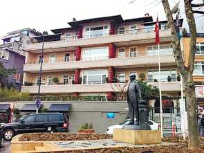 The building where Auerbach lived in the Bebek quarter of Istanbul. His apartment was on the ground floor, on the left.