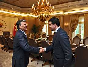 Macedonia Foreign Minister Nikola Poposki, right, met with Turkey President Abdullah Gül during his official visit in Turkey. [Macedonia Foreign Affairs Ministry]